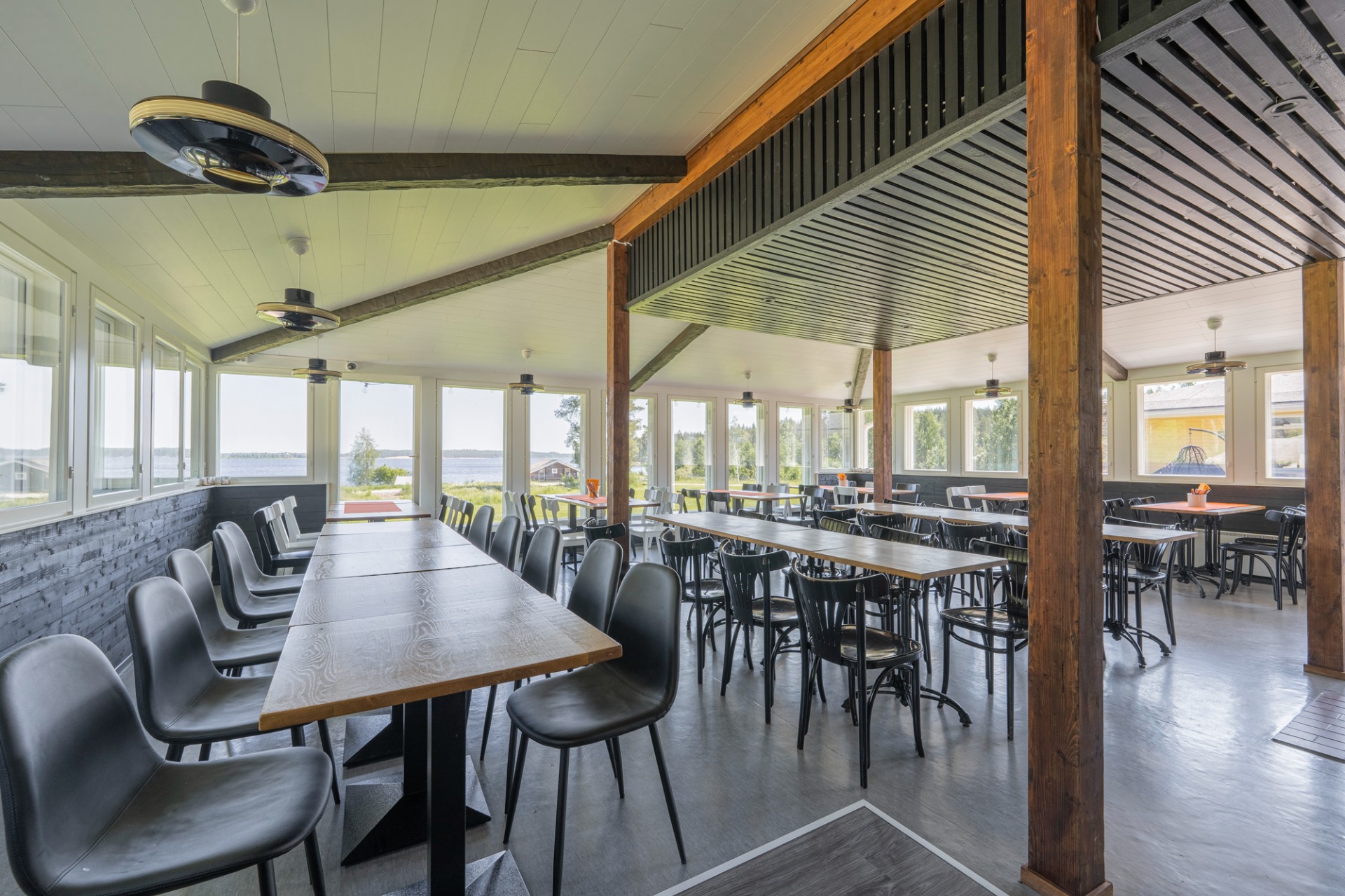 Ravintola Kipinän sali katettuna järvinäköalalla